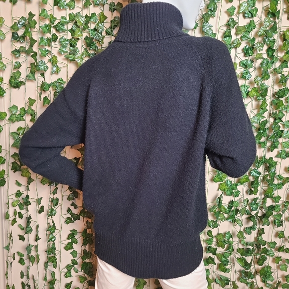 Simons Icone Women's Chic Black Winter Oversized Turtleneck Sweater - Picture 4 of 10